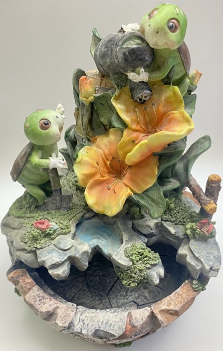 Фонтан кашпо, кузнечики на цветке (нет помпы)