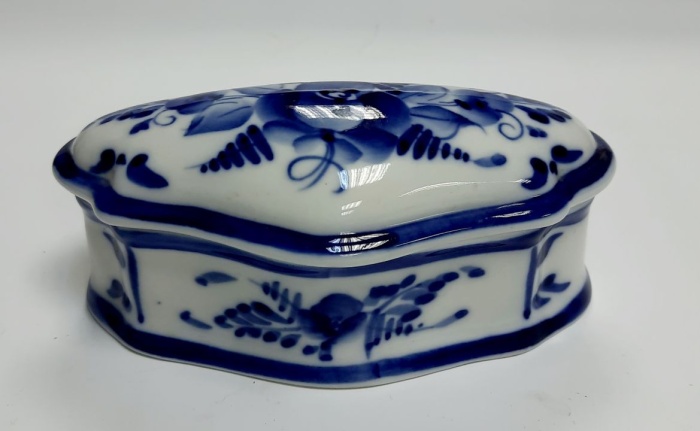 Фарфоровая шкатулка , гжель.