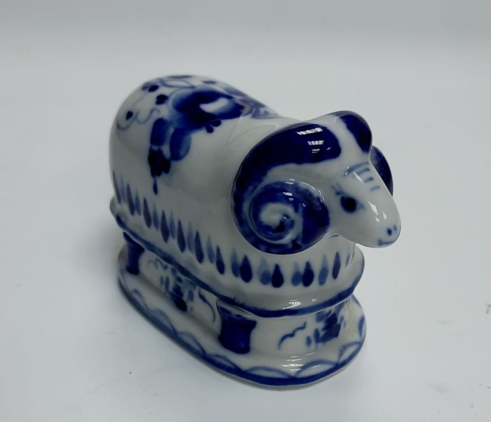 Фарфоровая шкатулка "Баран", гжель.