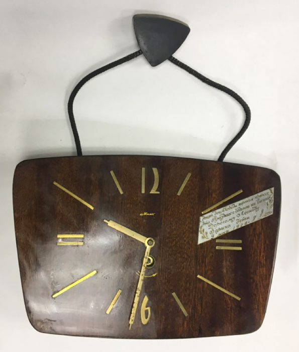 Часы настенные Маяк с гравировкой, СССР, без ключа (сост. на фото)