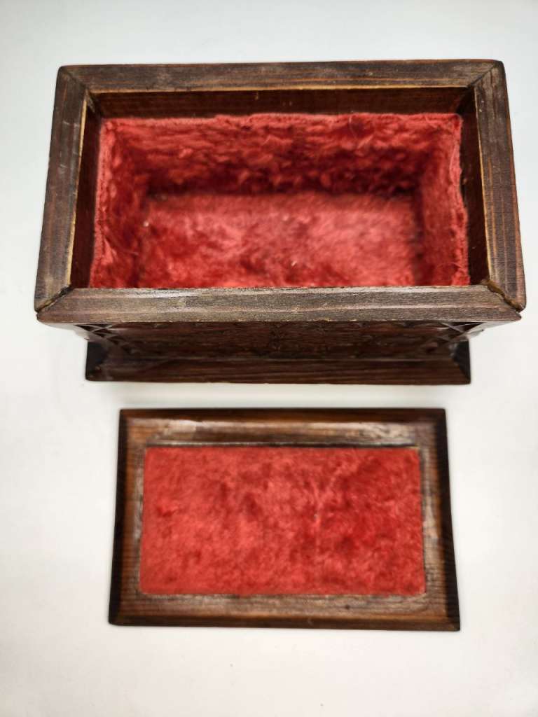 Шкатулка на ножках дерево резьба 19 век