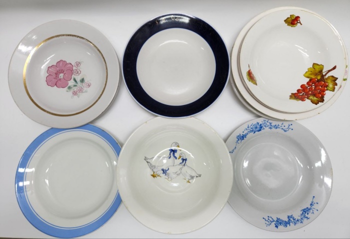 Тарелки суповые и десертные 13 штук разные