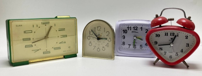 Часы будильник, кварц, на ходу, 4 шт