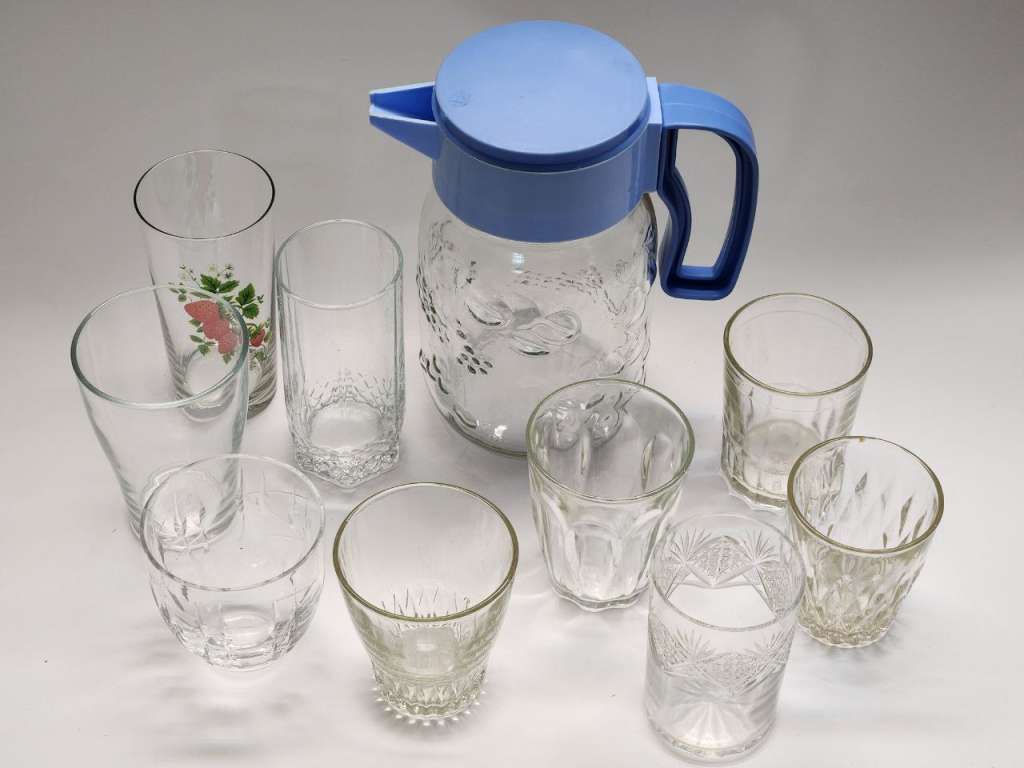 Кувшин - графин с крышкой и 9 раных стаканов