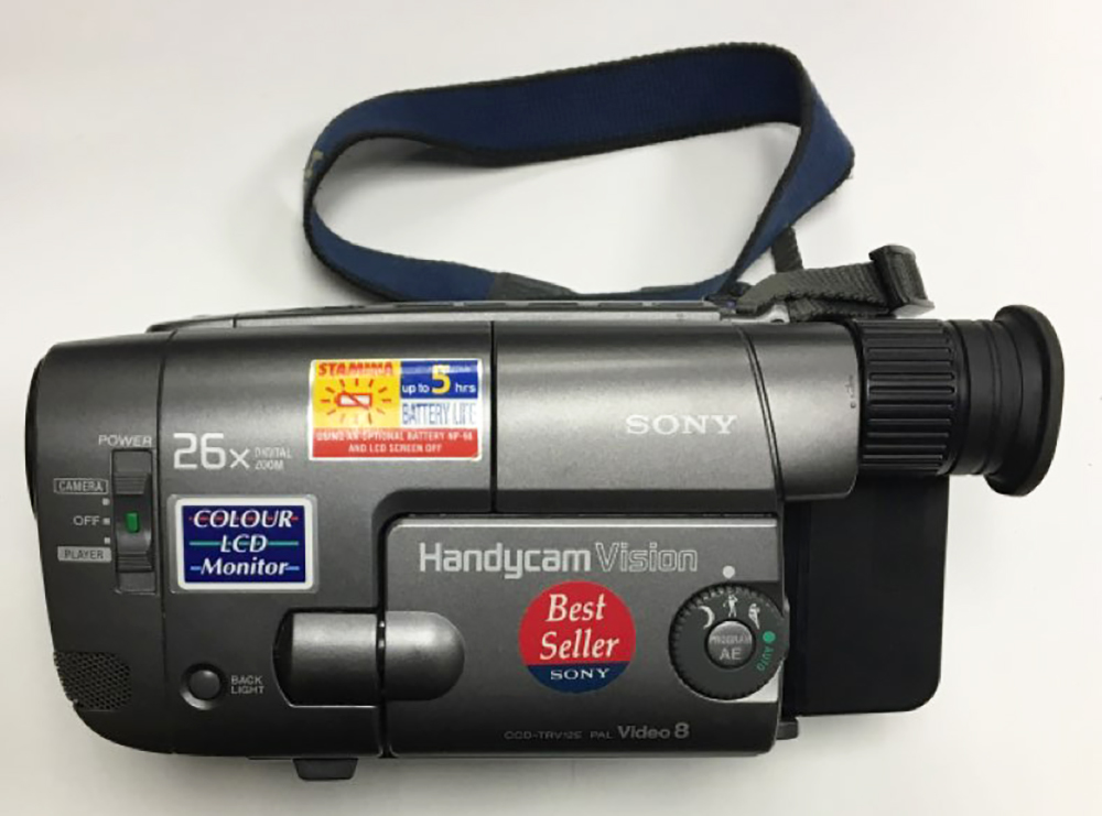Видеокамера &quot;Sony  Handycam vision 26&quot;, с адаптером, в 2-х сумках (сост. на фото)