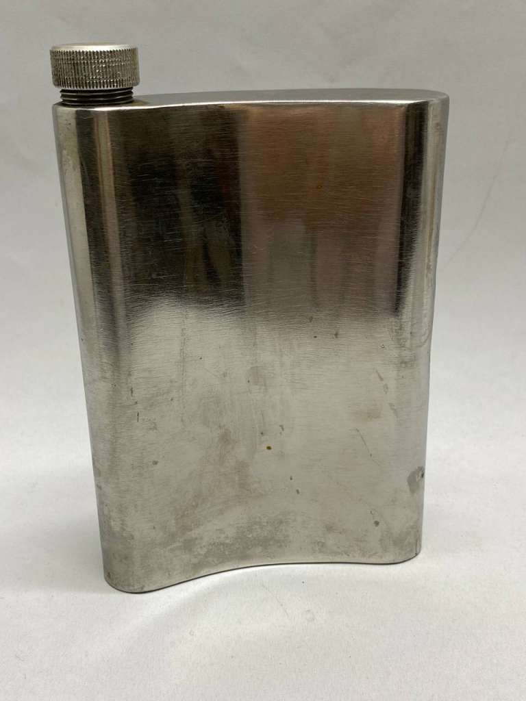 Фляга из нержавеющей стали 0,5 литра и 4 стопки в чехле (состояние на фото)