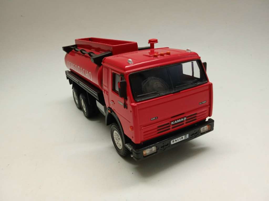 Модель авто 1:43 Камаз 54115 бензовоз 