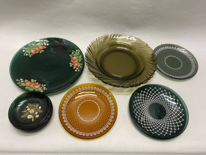 Тарелки, блюдца, темное стекло 15 шт