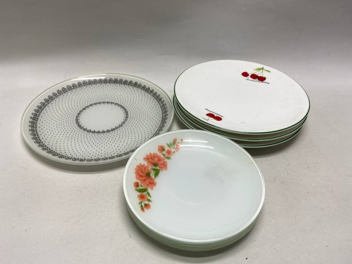 Тарелки десертные, белое стекло с рисунком