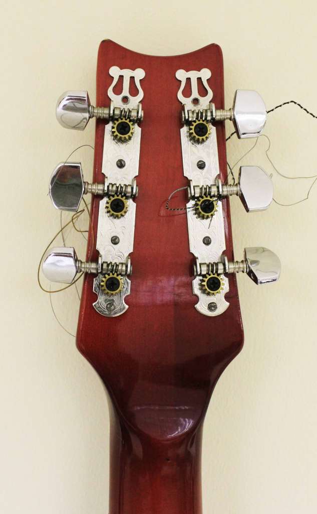 Гитара акустическая, с вырезом, с ремнем, в чехле (сост. на фото)