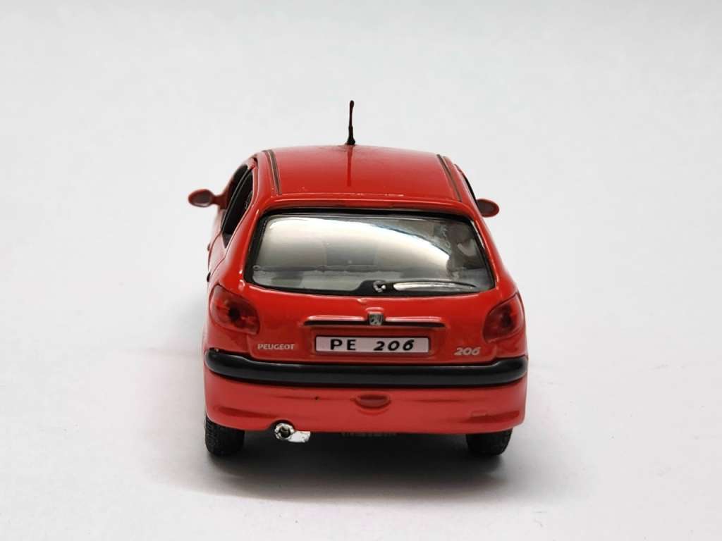 Модель авто 1:43 Peugeot 206 hongwell красный