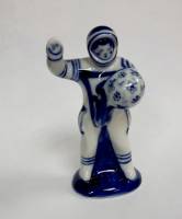Фарфоровый сувенир "Космонавт с букетом", гжель