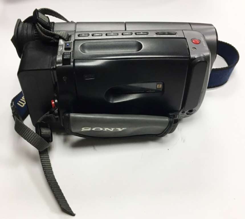 Видеокамера &quot;Sony  Handycam vision 26&quot;, с адаптером, в 2-х сумках (сост. на фото)