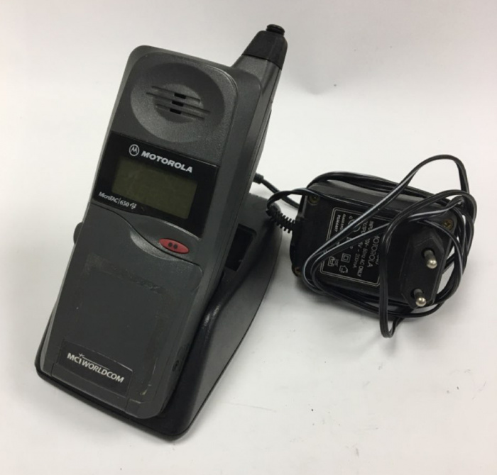 Телефон мобильный Motorola Micro Tac 650 E MCIWorldCom с базой и адаптером (сост. на фото)