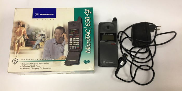 Телефон мобильный Motorola Micro Tac 650 E с адаптером и коробкой, серый (сост. на фото)