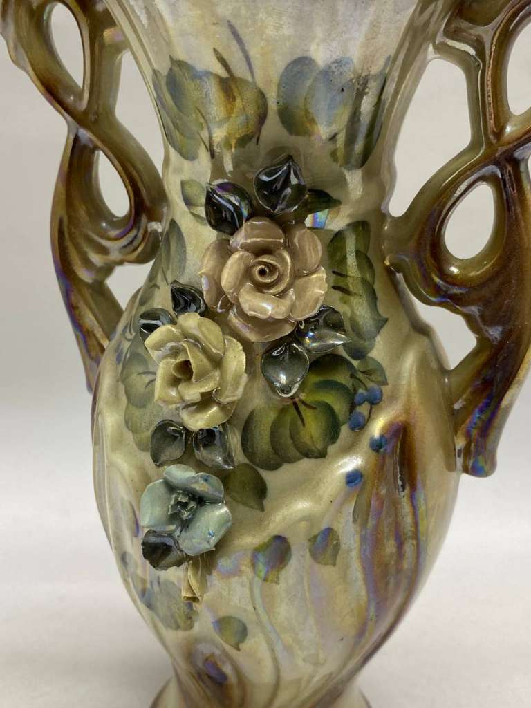 Ваза керамикка с лепниной объемные цветы перламутр 26,5 см