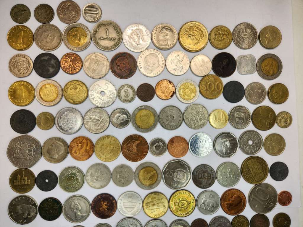 Набор иностранных монет 142 штуки