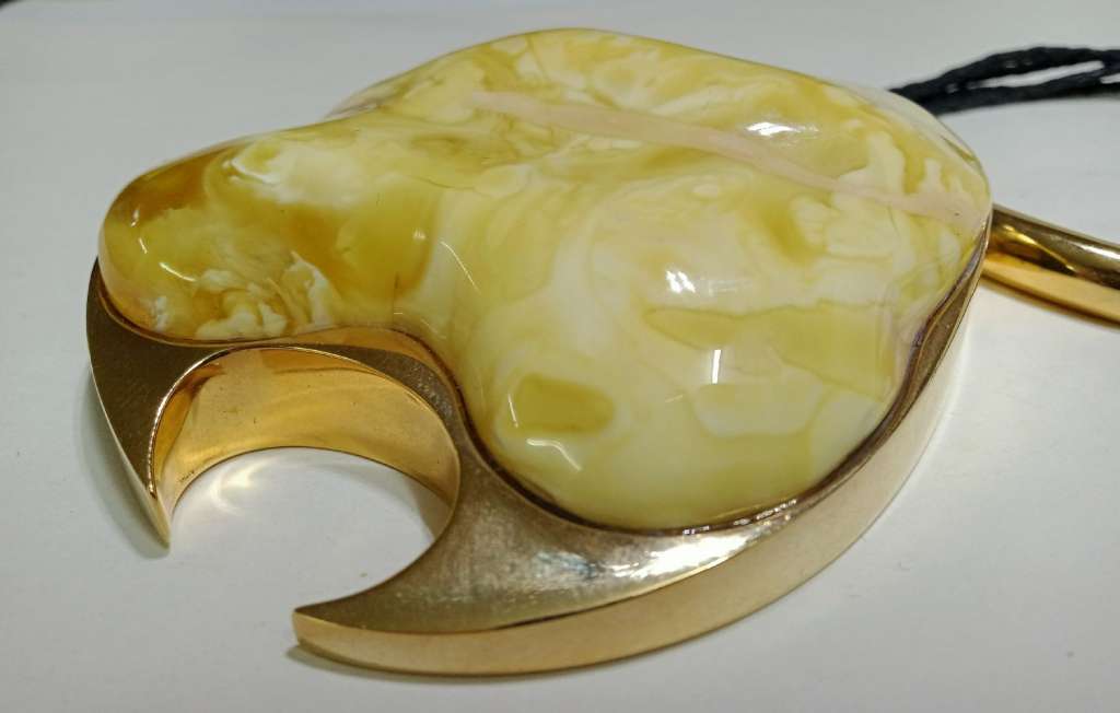 Подвеска кулон янтарь светло желтый желток 108 гр серебро 925 проба на кожаном шнурке (сост на фото)