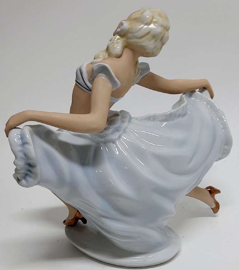 Фарфоровая статуэтка &quot;Танцовщица&quot;, роспись, золочение, Германия 1940-196 гг. (сост. на фото)