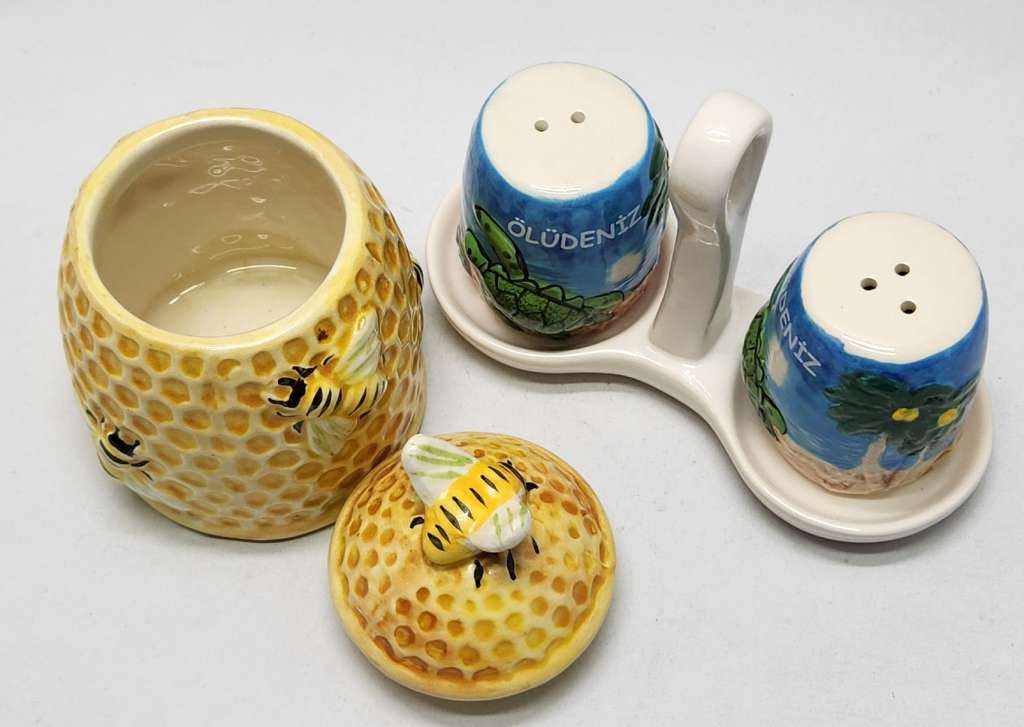 Солонка Перечница (набор для специй) и Банка для меда с пчелками керамика