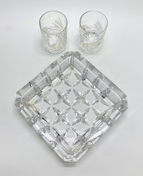 Конфетница (есть скол) + 2 стопки, хрусталь