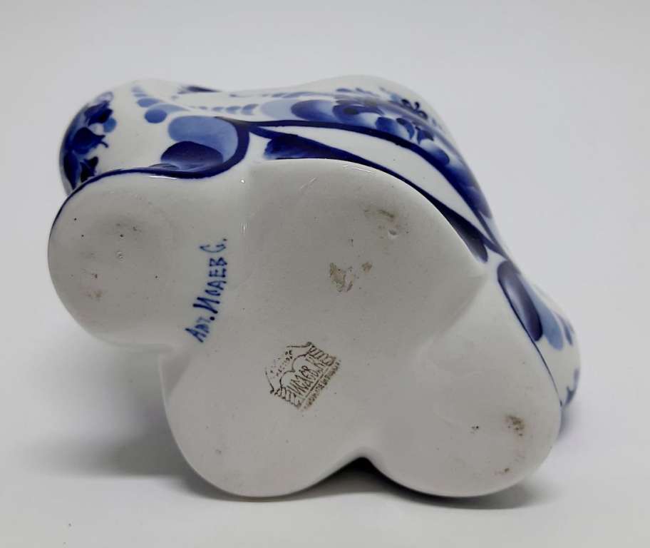 Конфетница, фарфор, авторская работа, клеймо Исаев и К, 13*14 см. (сост. на фото)