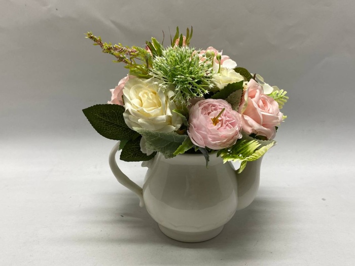 Композиция искусственные цветы в чайнике