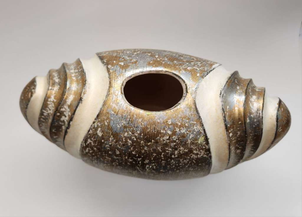 Ваза большая керамика 32х13х32 см золотая