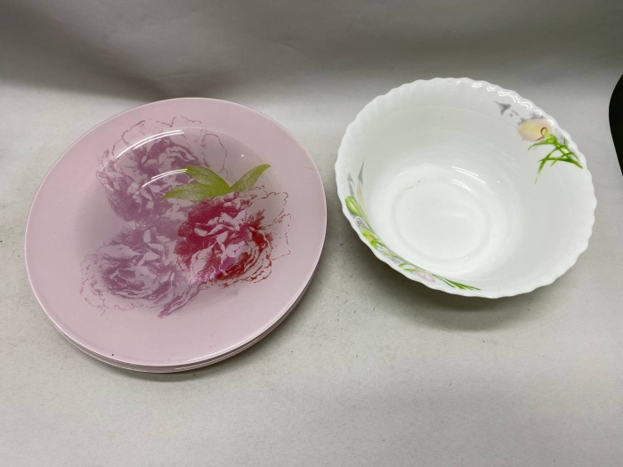 Тарелки 4 шт и салатник стеклокерамика