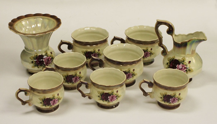 Набор для сервировки стола: чашки, молочник, вазочка, 9 предметов (все на фото)