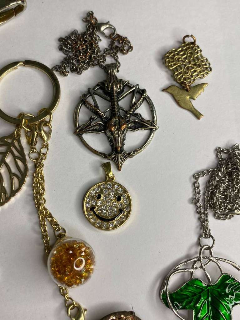 Набор 7 подвесок и 3 брелка