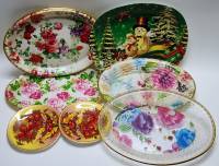 Подносы пластиковые 5 шт и два фарфоровых блюдца яркие разноцветные