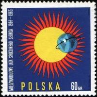 (1965-046) Марка Польша "Эмблема (Сине-желтая)"   Международный год Тихого Солнца II Θ