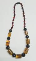 Колье янтарное трехцветное на застежке общая длина 51 см 38 гр (сост. на фото)