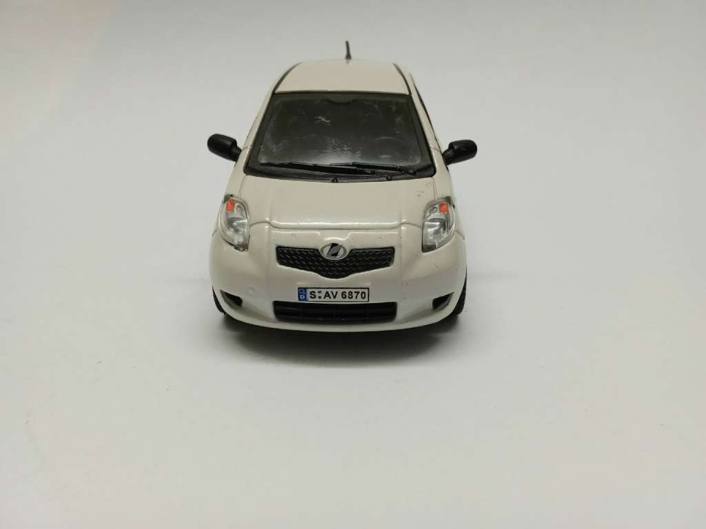 Модель авто 1:43 Toyota Yaris hongwell 