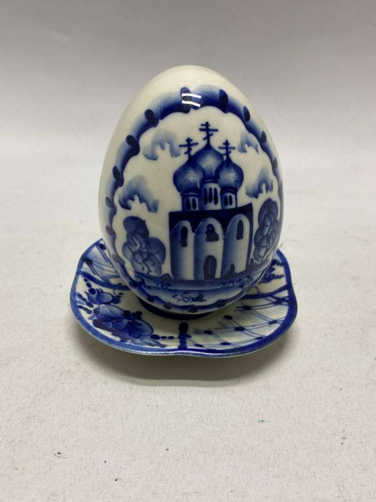 Пасхальное яйцо на блюдце Гжель