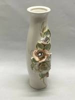 Ваза керамическая с объемными цветами