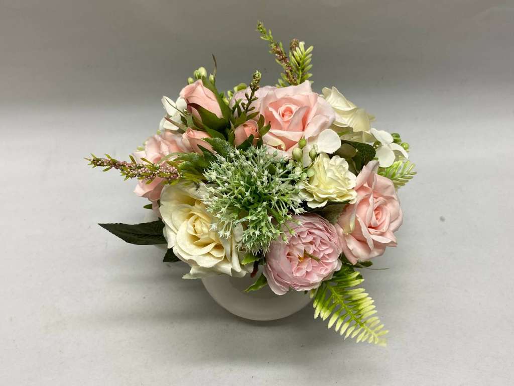 Композиция искусственные цветы в чайнике