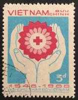 (1986-082) Марка Вьетнам "Эмблема"    Красный Крест Вьетнама III O