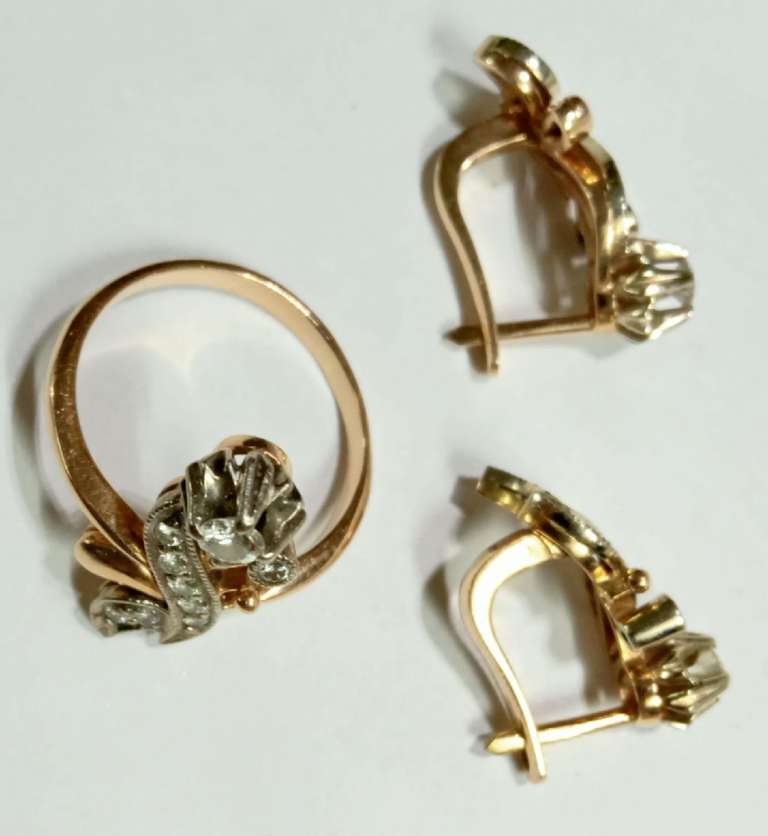 Комплект золотых украшений 3 пр серьги и кольцо 585 пр с фианитами 9,4 гр (сост. на фото)