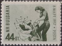 (1957-006) Марка Болгария "Птичница"   Международный женский день 8 Марта II Θ