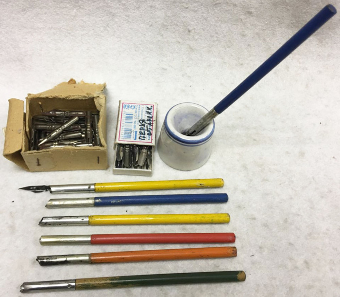 Чернильница с ручками и сменными перьями (сост. на фото)