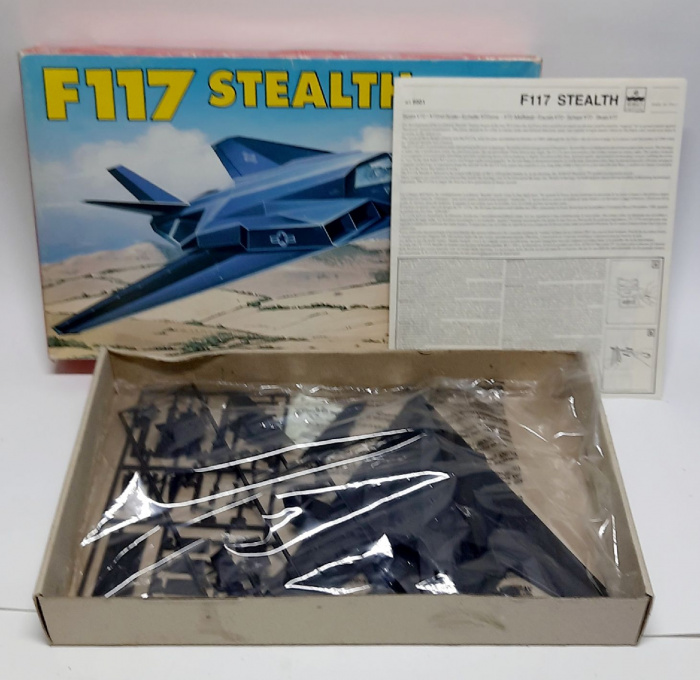 Сборная модель самолета &quot;F 117 Stealth&quot; Италия (сост на фото)