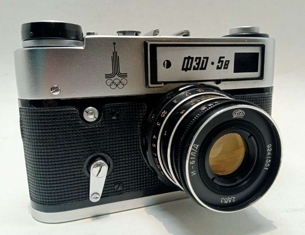 Фотоаппарат плёночный  ФЭД 5В в кожаном футляре с инструкцией   СССР  (сост. отл)