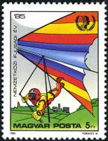 (1985-025) Марка Венгрия "Дельтоплан"    Международный год молодежи: спорт II Θ