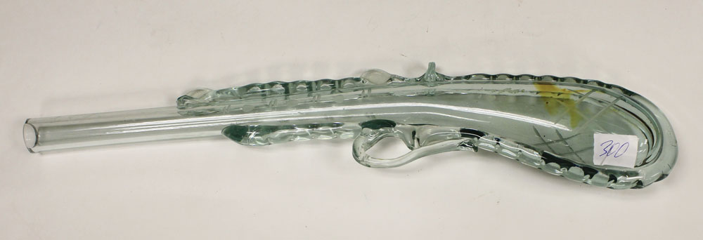 Сосуд в виде пистолета, стекло, 42 см (см. фото)
