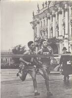 Фотография "Финиш заслуженных мастеров спорта И. Филина и И. Пожидаева", 1953 г. (сост. на фото)