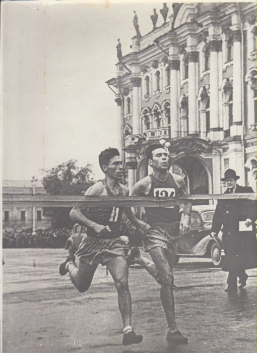 Фотография &quot;Финиш заслуженных мастеров спорта И. Филина и И. Пожидаева&quot;, 1953 г. (сост. на фото)