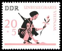 (1966-071) Марка Германия (ГДР) "Вьетнамка"    Непобедимый Вьетнам III Θ