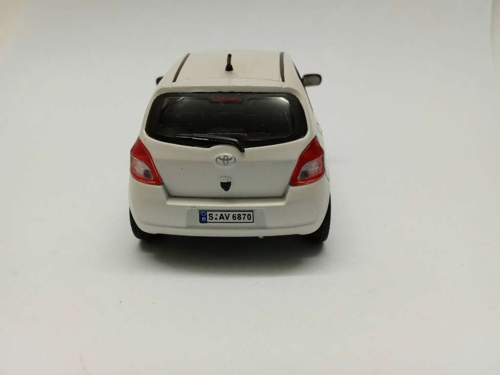 Модель авто 1:43 Toyota Yaris hongwell 